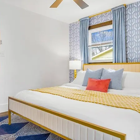 Eclectic Escape: 3bd - Backyard - 10min To Airport * Charlotte