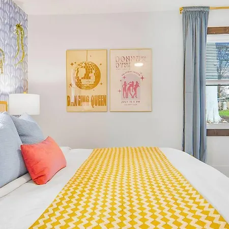 Eclectic Escape: 3bd - Backyard - 10min To Airport Holiday home