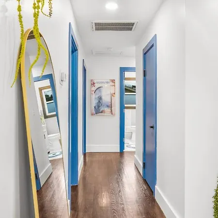 Eclectic Escape: 3bd - Backyard - 10min To Airport