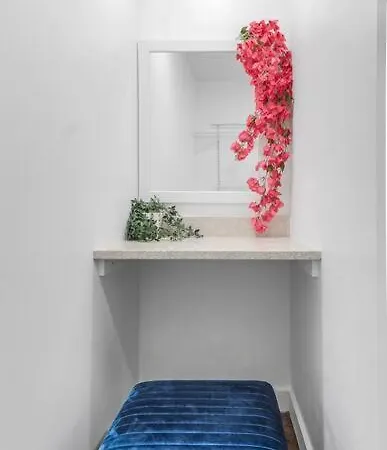 Eclectic Escape: 3bd - Backyard - 10min To Airport Holiday home
