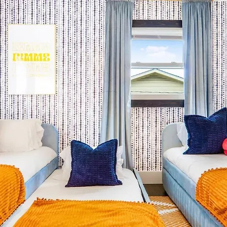Eclectic Escape: 3bd - Backyard - 10min To Airport Holiday home
