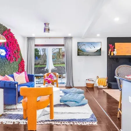 Eclectic Escape: 3bd - Backyard - 10min To Airport
