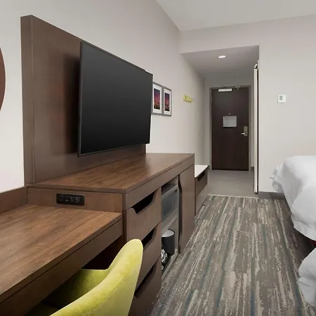 Hotel Hampton & Airport Pointe 3*