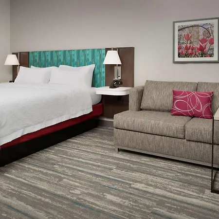 Hampton & Airport Pointe 3*