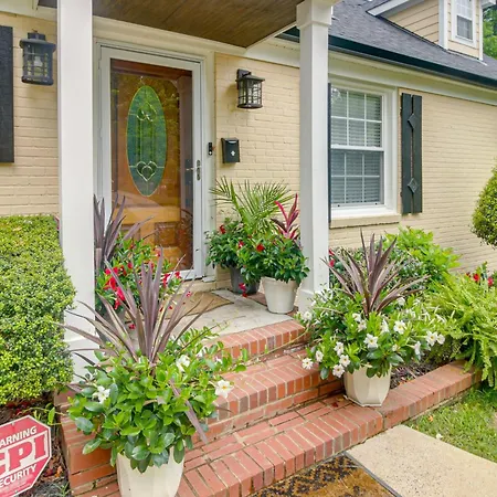 Holiday home W/ Yard - Near Spectrum Center!
