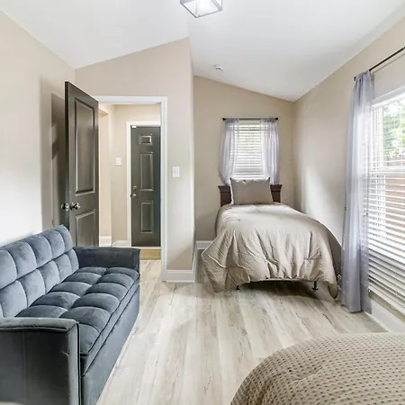 Holiday home W/ Yard - Near Spectrum Center! *