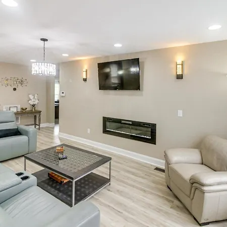W/ Yard - Near Spectrum Center! Holiday home *