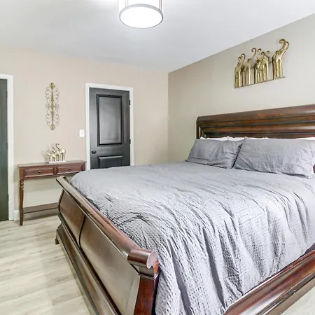 Holiday home W/ Yard - Near Spectrum Center! *