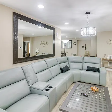 W/ Yard - Near Spectrum Center! Holiday home
