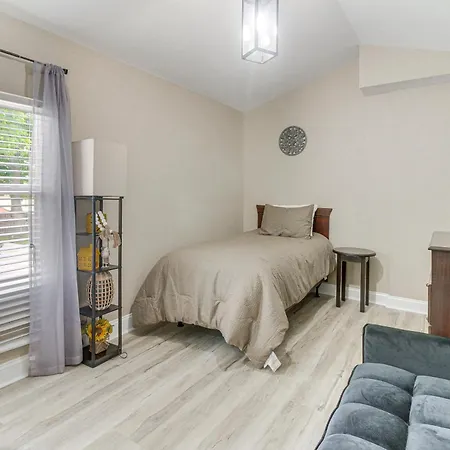 W/ Yard - Near Spectrum Center! Holiday home Charlotte