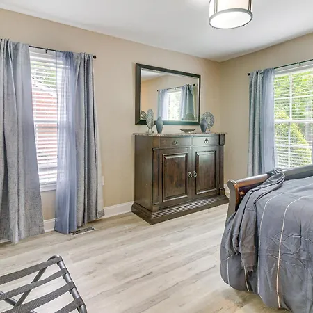 W/ Yard - Near Spectrum Center! Holiday home *