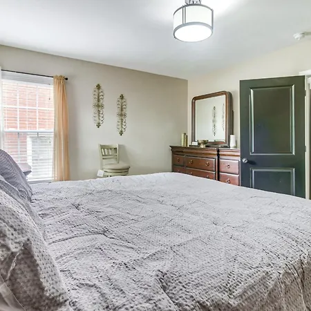 Holiday home W/ Yard - Near Spectrum Center! *