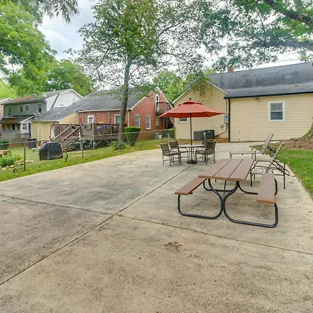 Holiday home W/ Yard - Near Spectrum Center! *