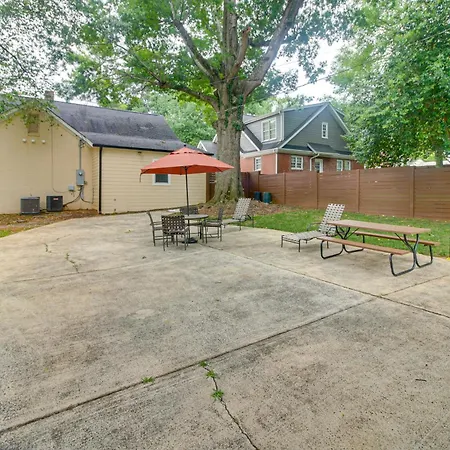 W/ Yard - Near Spectrum Center! Holiday home Charlotte