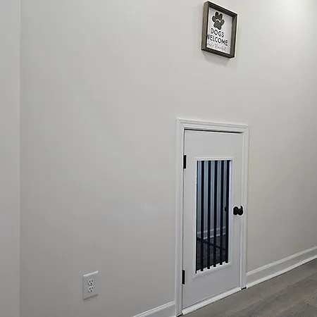 Charlorre Townhome - 1br Pet Friendly Charlotte