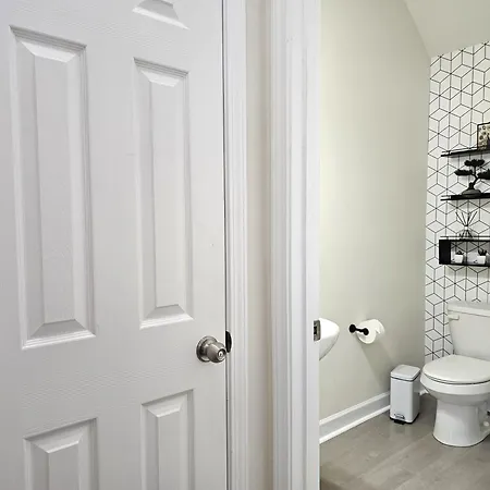 Charlorre Townhome - 1br Pet Friendly Apartment *