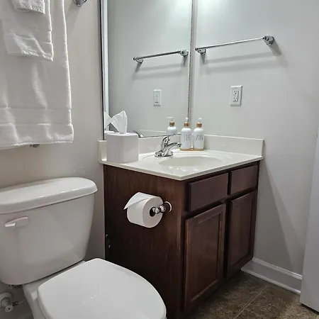 Charlorre Townhome - 1br Pet Friendly Apartment