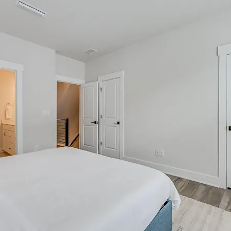 Holiday home Walk To Music Factory: Townhome W/ Rooftop Deck! *