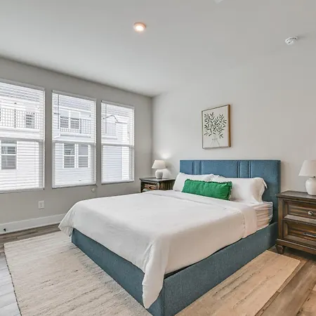 Holiday home Walk To Music Factory: Townhome W/ Rooftop Deck! *