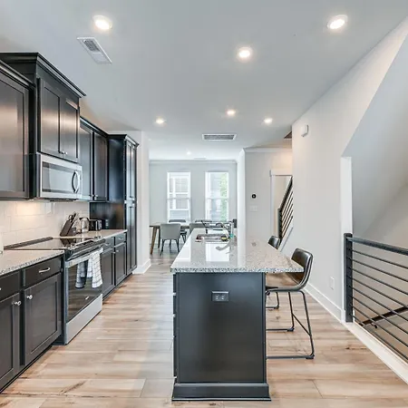 Holiday home Walk To Music Factory: Townhome W/ Rooftop Deck!