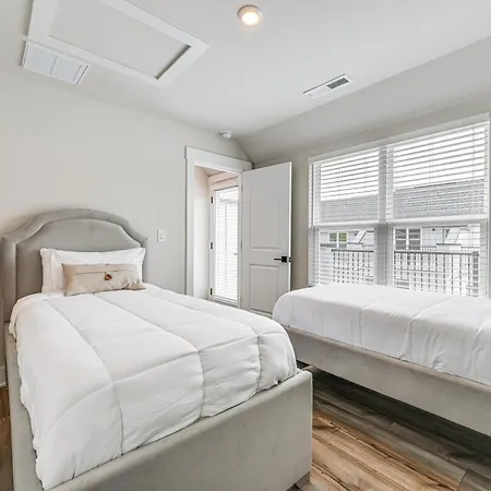 Walk To Music Factory: Townhome W/ Rooftop Deck! Holiday home