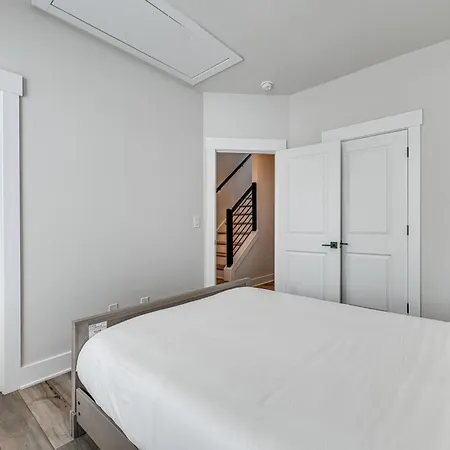 Walk To Music Factory: Townhome W/ Rooftop Deck! Holiday home Charlotte
