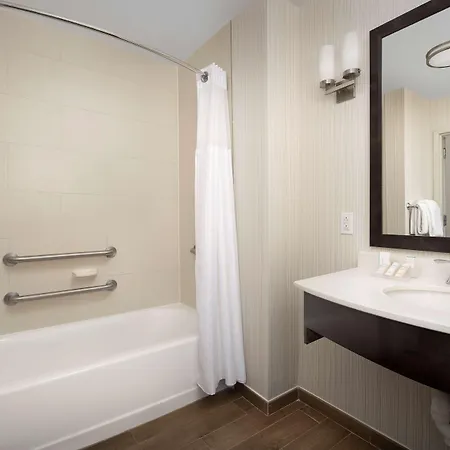 Hilton Garden Airport Hotel 3*