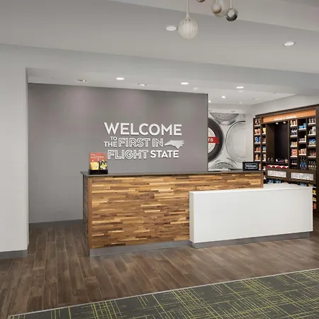 Hotel Hampton & Airport Pointe 3*