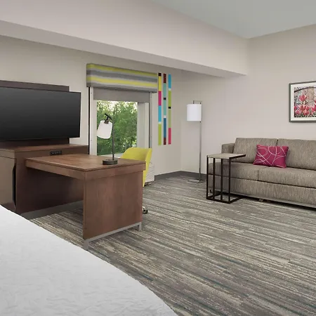 Hotel Hampton & Airport Pointe