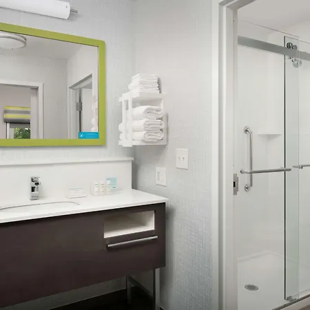 Hampton & Airport Pointe 3*
