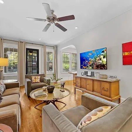 Luxurious Myers Park Living With Screened Porch Holiday home