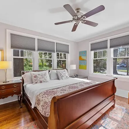 Luxurious Myers Park Living With Screened Porch Holiday home *
