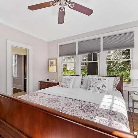 Holiday home Luxurious Myers Park Living With Screened Porch