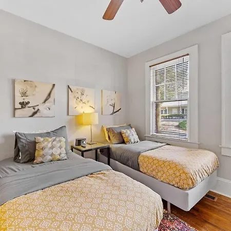 Holiday home Luxurious Myers Park Living With Screened Porch
