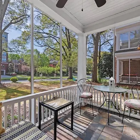 Holiday home Luxurious Myers Park Living With Screened Porch