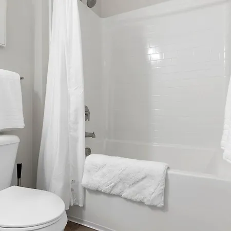 Landing Apartments - The Henry *