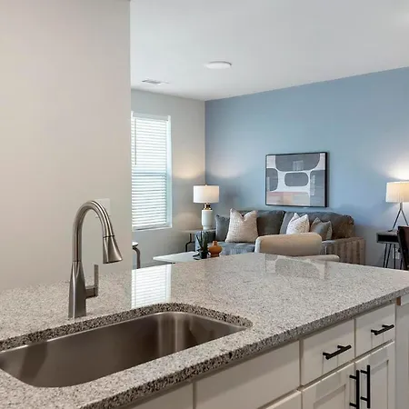 Landing Apartments - The Henry Apartment *