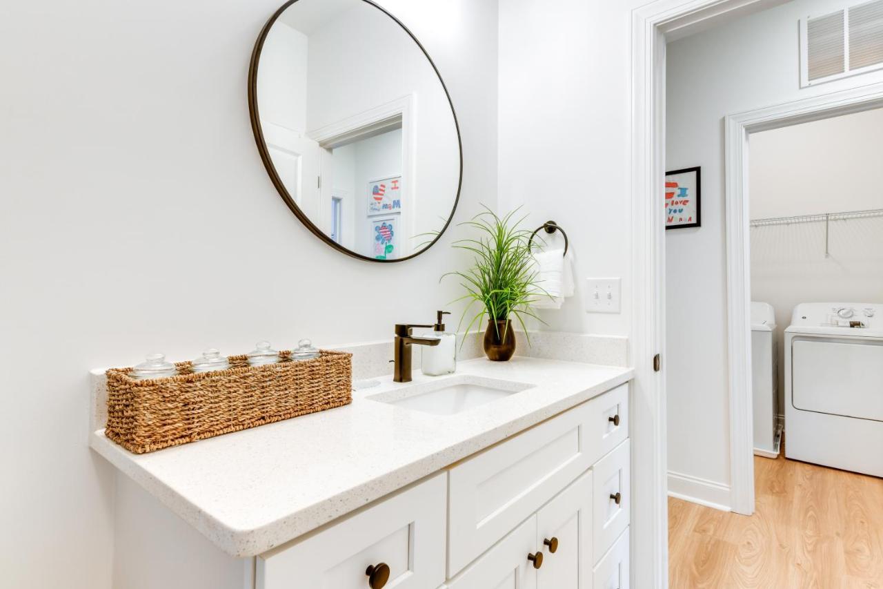 Getaway With Yard - 3 Mi To Uptown! Holiday home