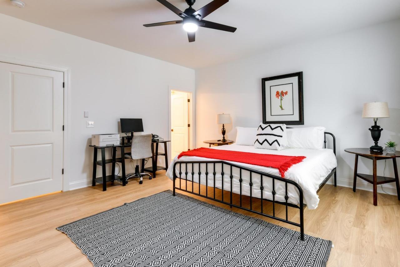 Holiday home Getaway With Yard - 3 Mi To Uptown! *