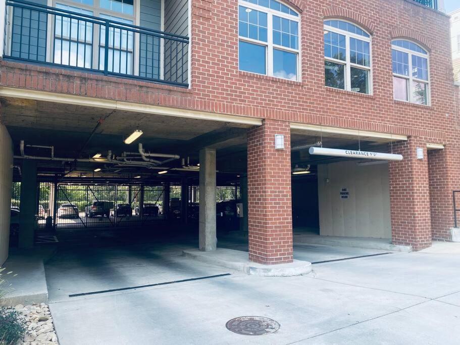 Dt Charm With Pool,gym,wine,wkspace, Free Parking Apartment