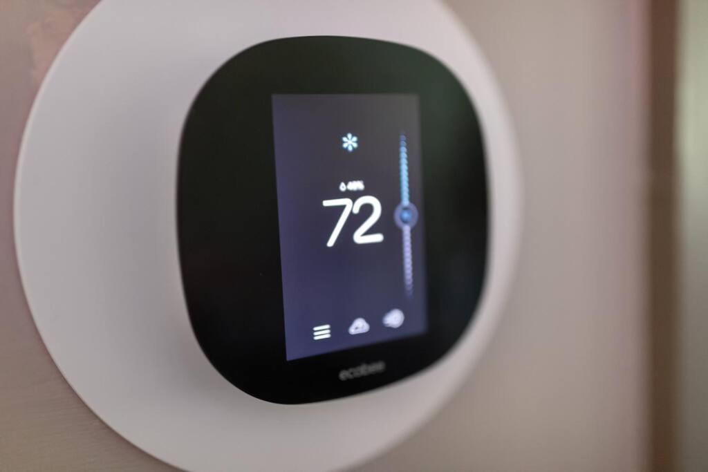 Dt Charm With Pool,gym,wine,wkspace, Free Parking *