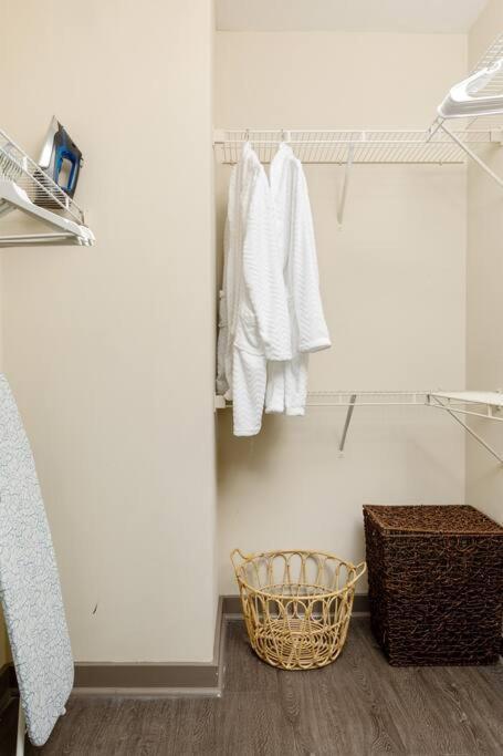 Dt Charm With Pool,gym,wine,wkspace, Free Parking Apartment Charlotte