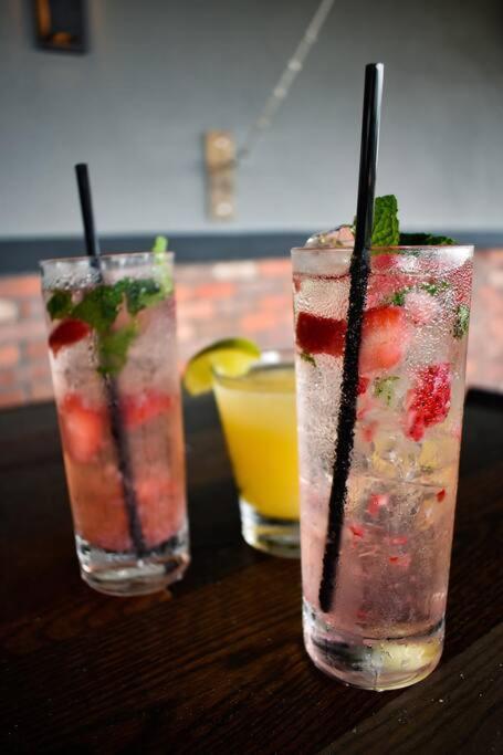 Dt Charm With Pool,gym,wine,wkspace, Free Parking Apartment