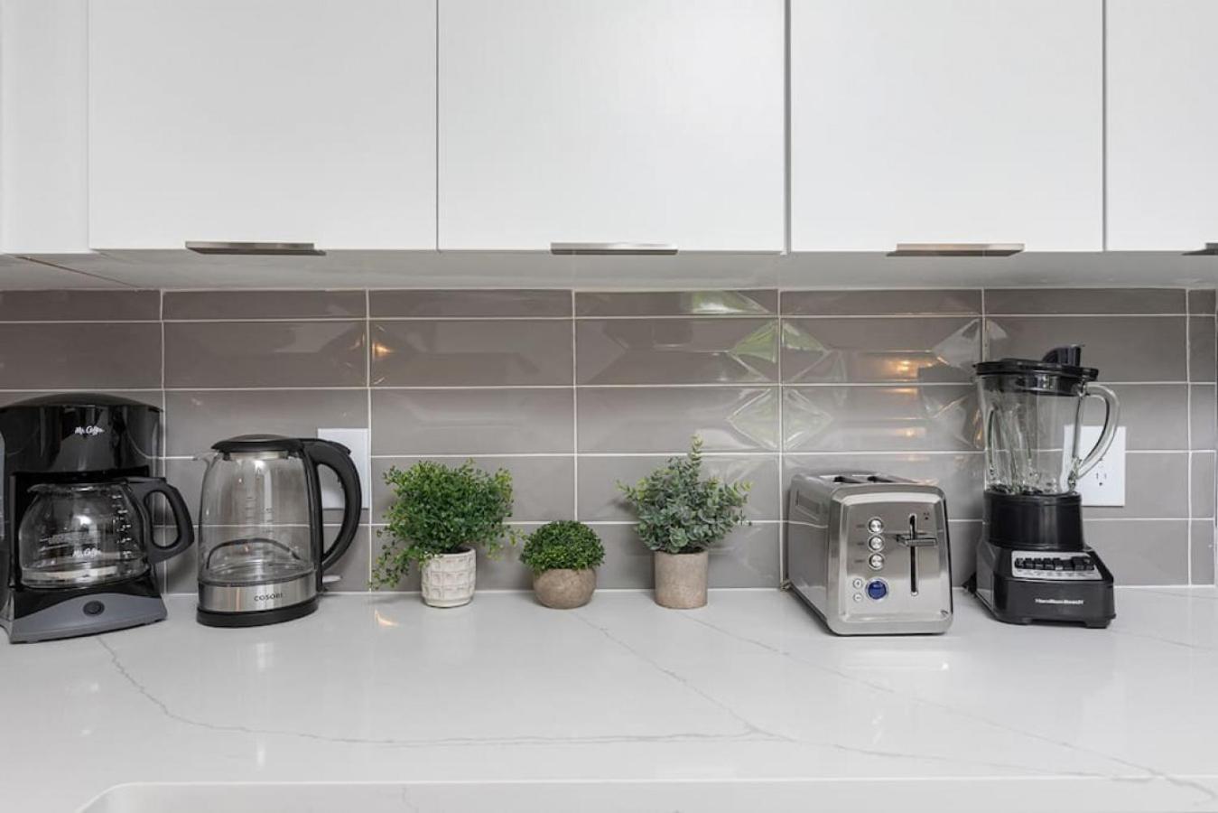 The Tar Heel - Stylish 4br With Views - Free Parking - Gym Apartment *