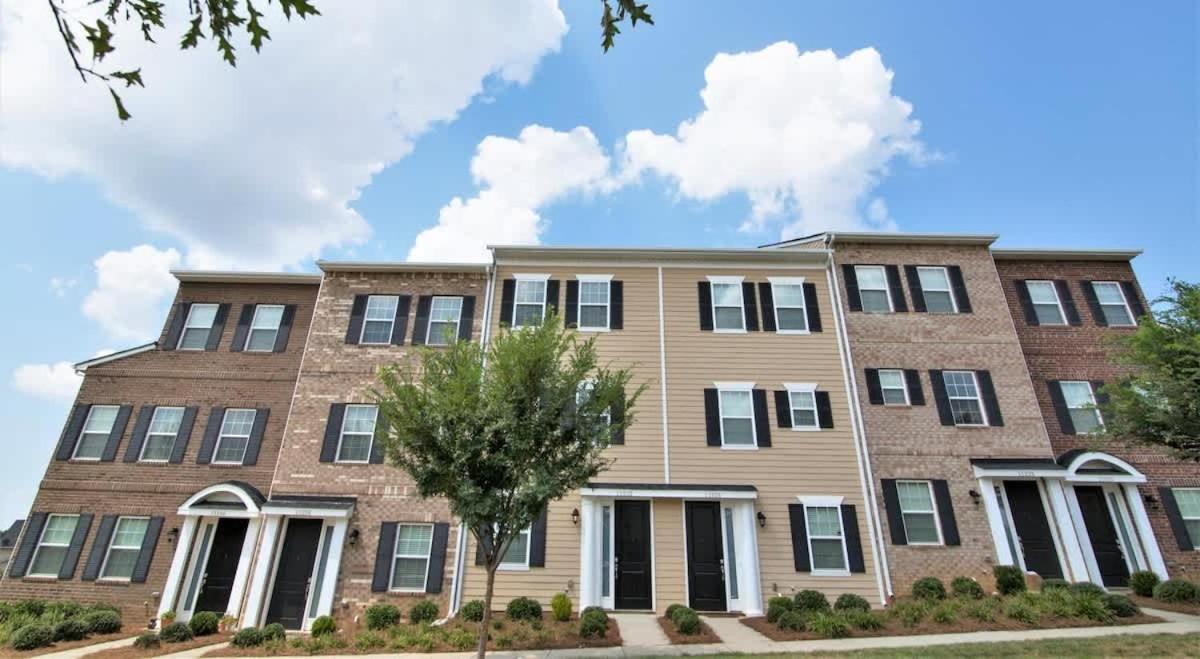 Upscale King 3br Townhouse In Pineville Holiday home *