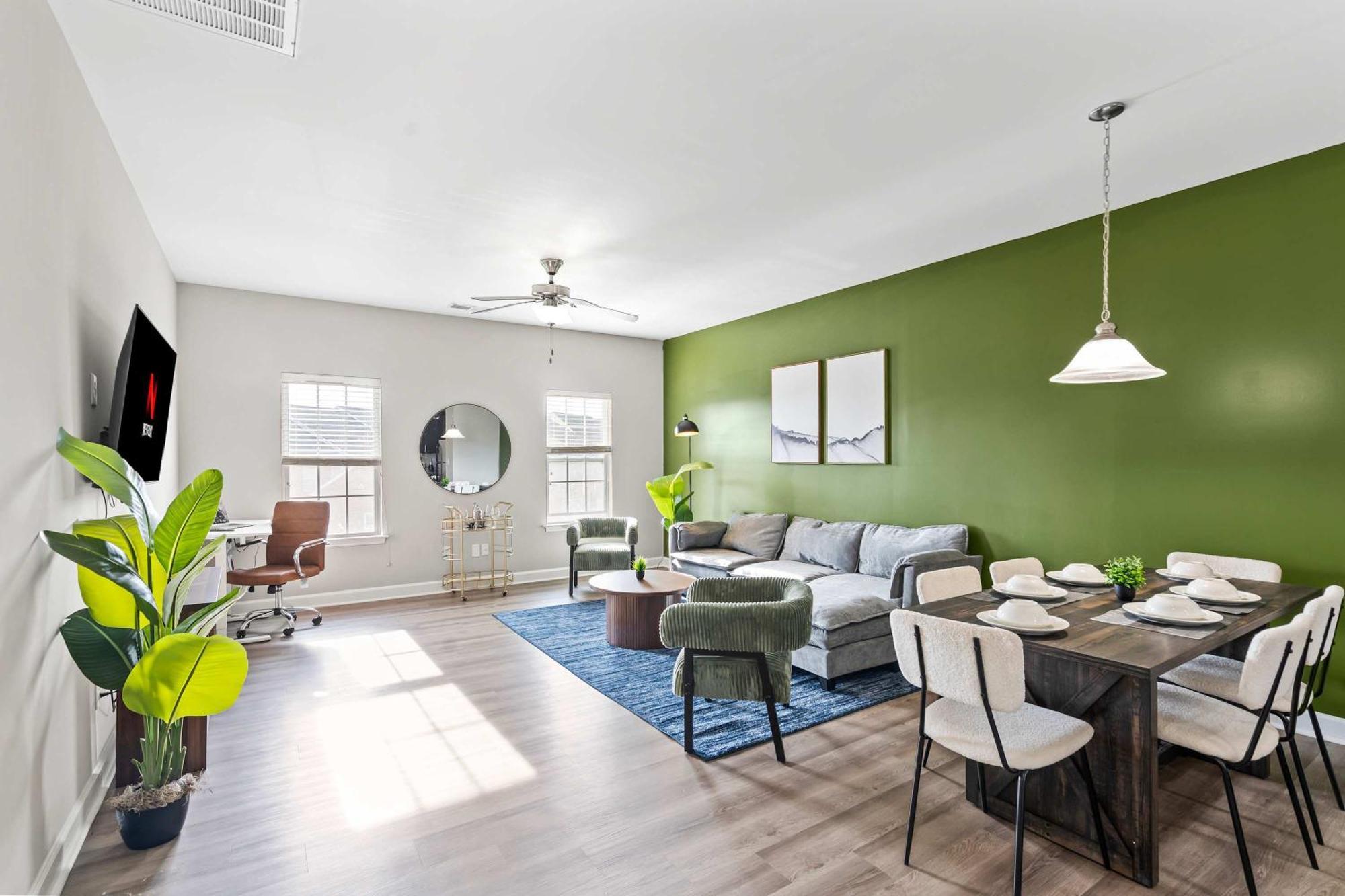 Upscale King 3br Townhouse In Pineville Holiday home