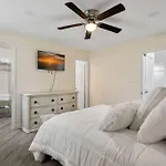Cozy 2 Bedroom Duplex In Charlotte, Jacuzzi, Sleeps 6 Plus 2