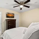 Cozy 2 Bedroom Duplex In Charlotte, Jacuzzi, Sleeps 6 Plus 2