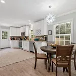 Cheerful 3 Bedroom-Long Term Close To Uptown