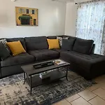 4, Sleep 5, Walk To Attractions In Uptown Apartment *